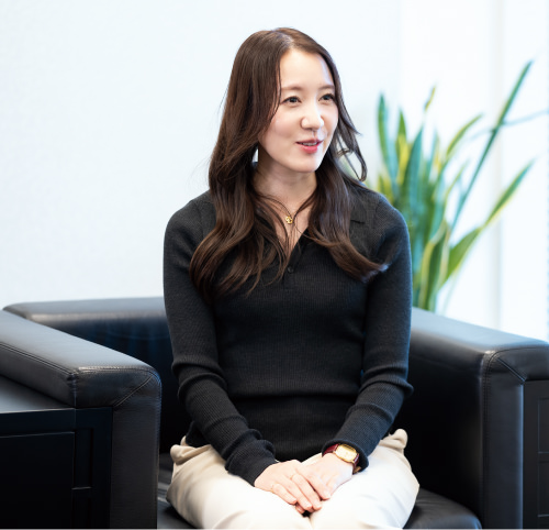 INTERVIEW02 想いを聞き、信頼を紡ぎ、社会へ届ける。接客で磨いた力を広報に活かす。