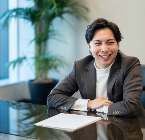 INTERVIEW01 コミュニケーション力を武器に、お客さまの「人生のきっかけ」をつくる仕事。