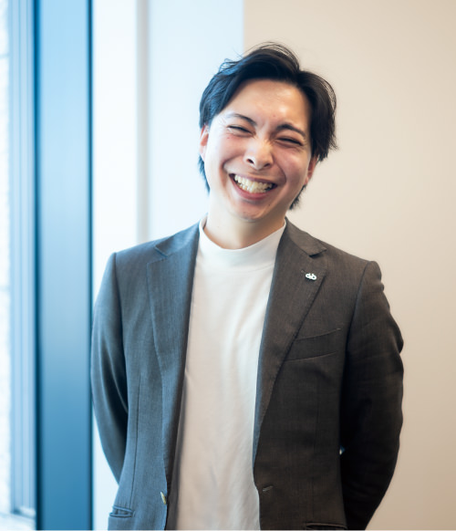 INTERVIEW01 コミュニケーション力を武器に、お客さまの「人生のきっかけ」をつくる仕事。